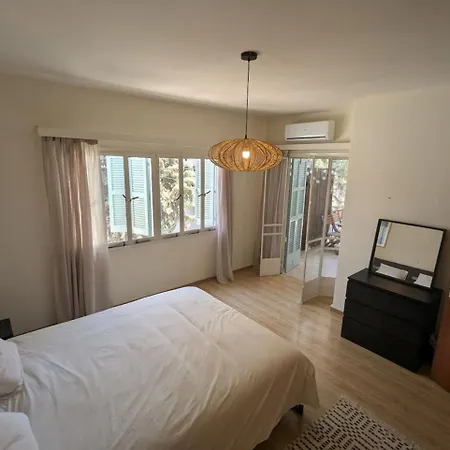 Gladstone Apartment